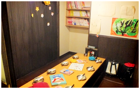 個室居酒屋 6年4組：図書室