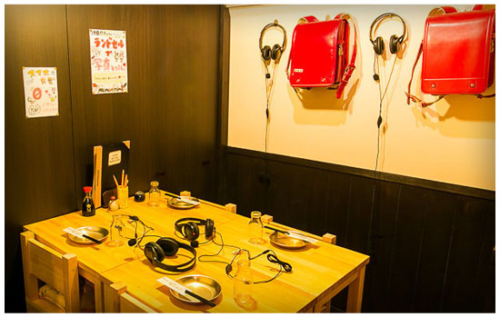 個室居酒屋 6年4組：視聴覚室